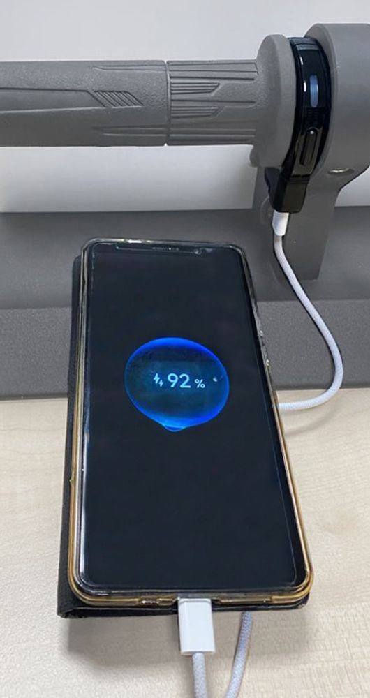 KOSO Daumenschalter mit USB-C Ladegerät Anschluss